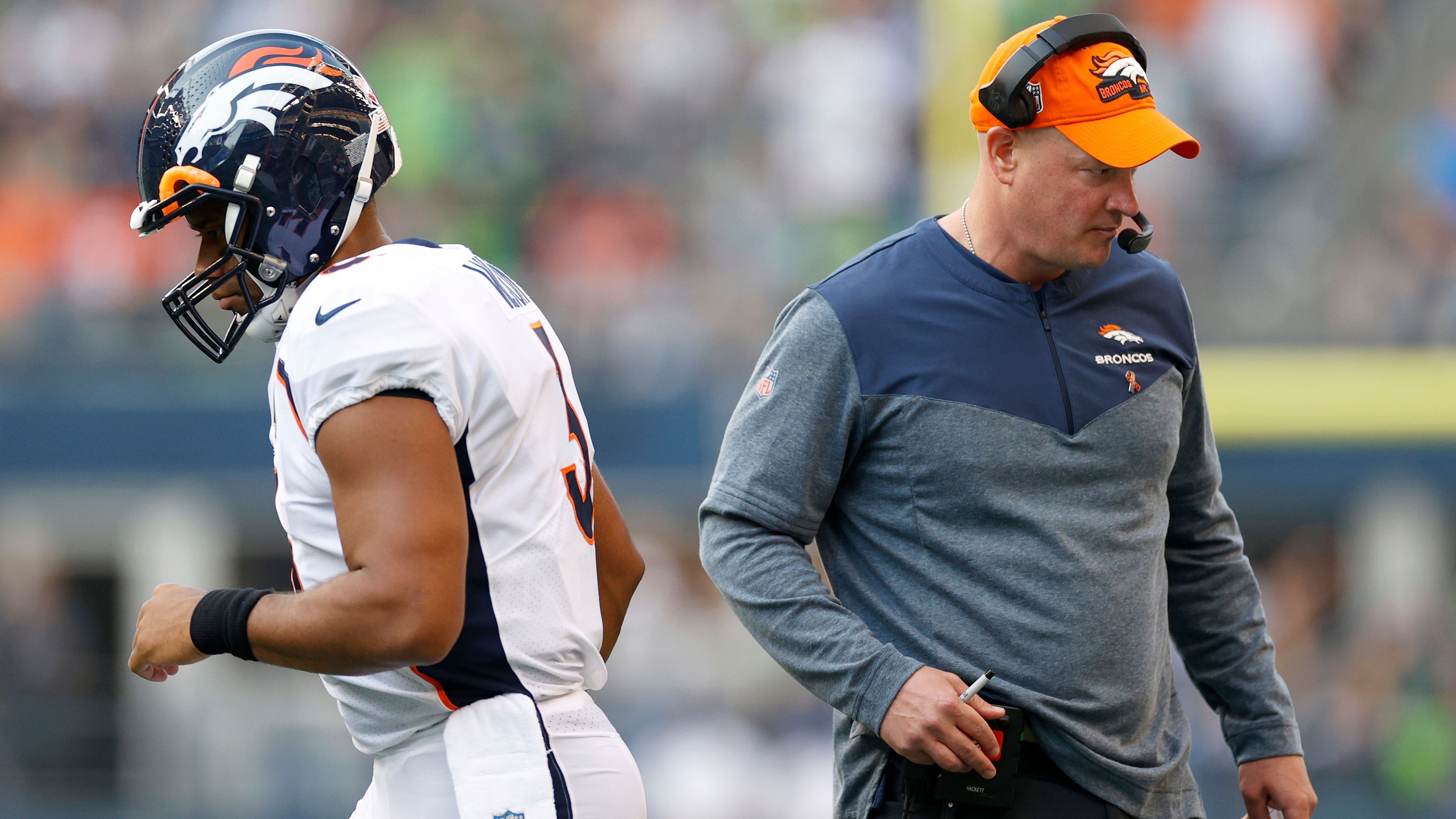 
                <strong>Broncos-Krise: Wilson und Coach Hackett müssen sich rechtfertigen</strong><br>
                Es ist an der Zeit, den Panik-Knopf in Denver zu drücken! Die Offense rangiert nach der Woche sechs bei einer indiskutablen Success Rate (Erfolgsquote) von 36,1 Prozent laut "The Ringer" auf Platz 30 der Liga. In der Statistik der Expected Points Added (EPA) per Drive, die den Unterschied bei den zu erwartenden Punkten von einem Spielzug zum nächsten aufzeigt, liegt Denvers Abteilung Attacke mit einem Wert von -0,53 im ligaweiten Vergleich ebenfalls abgeschlagen auf Platz 29. Zwar muss man der neuen Offense der Broncos zu Gute halten, dass sie durch zahlreiche schwerwiegende Verletzungen von wichtigen Spielern wie Offensive Tackle Garrett Bolles, Wide Receiver Tim Patrick und Running Back Javonte Williams erhebliche Ausfälle zu verzeichnen hat. Dennoch entschuldigt dies nicht die eklatant schlechten Zahlen und zahlreichen Fehler der Offense um den neuen Head Coach Nathaniel Hackett und Playmaker Wilson.
              