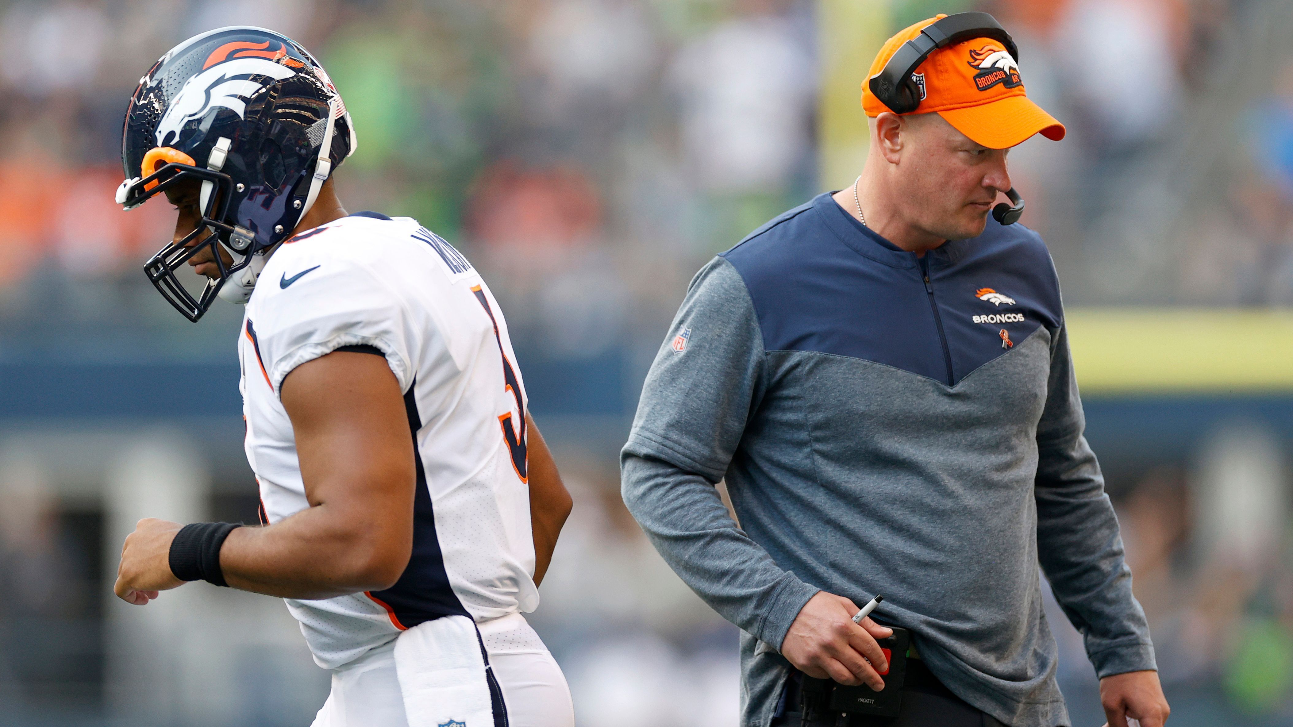 
                <strong>Broncos-Krise: Wilson und Coach Hackett müssen sich rechtfertigen</strong><br>
                Es ist an der Zeit, den Panik-Knopf in Denver zu drücken! Die Offense rangiert nach der Woche sechs bei einer indiskutablen Success Rate (Erfolgsquote) von 36,1 Prozent laut "The Ringer" auf Platz 30 der Liga. In der Statistik der Expected Points Added (EPA) per Drive, die den Unterschied bei den zu erwartenden Punkten von einem Spielzug zum nächsten aufzeigt, liegt Denvers Abteilung Attacke mit einem Wert von -0,53 im ligaweiten Vergleich ebenfalls abgeschlagen auf Platz 29. Zwar muss man der neuen Offense der Broncos zu Gute halten, dass sie durch zahlreiche schwerwiegende Verletzungen von wichtigen Spielern wie Offensive Tackle Garrett Bolles, Wide Receiver Tim Patrick und Running Back Javonte Williams erhebliche Ausfälle zu verzeichnen hat. Dennoch entschuldigt dies nicht die eklatant schlechten Zahlen und zahlreichen Fehler der Offense um den neuen Head Coach Nathaniel Hackett und Playmaker Wilson.
              