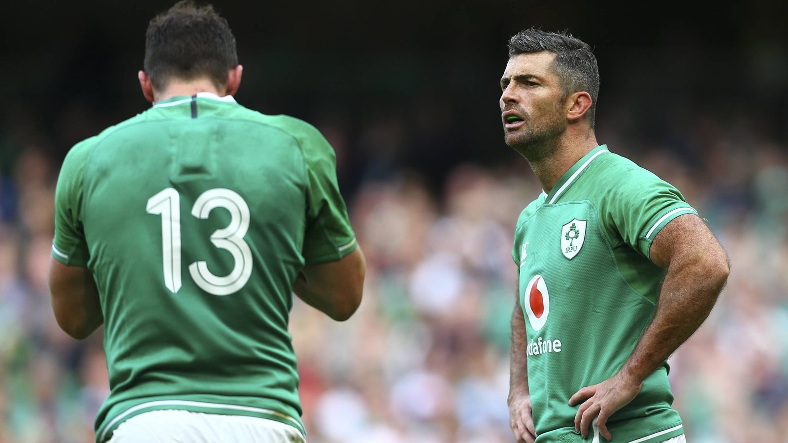 
                <strong>Irland – Die Nummer 1 der Weltrangliste</strong><br>
                Nicht Neuseeland oder Südafrika, sondern Irland führt die Weltrangliste aktuell an. Die "Men in Green", so der Spitzname der irischen Rugby-Nationalmannschaft, setzen sich daher hohe Ziele. Bei der WM 2019 und WM 2023 wollen sie jeweils mindestens in das Halbfinale einziehen, zudem dauerhaft in der Weltrangliste zu den Top 3 zählen. Bei den Six Nations 2018 landeten sie auf Platz 1 und gewannen kurz darauf sogar gegen Neuseeland. Bei den diesjährigen Six Nations sprang allerdings nur der dritte Platz heraus. Noch nie kamen die Iren bei einer Weltmeisterschaft über das Viertelfinale hinaus.  
              