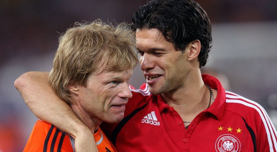 
                <strong>Kahn und Ballack</strong><br>
                Michael Ballack & Oliver Kahn (Deutschland)Die Erfolgsgaranten der sensationellen Vizeweltmeisterschaft Deutschlands 2002 verbinden nicht nur viele gemeinsame Jahre in der Nationalmannschaft und beim FC Bayern, sondern auch die Tragik des Finales von 2002. Ballack (im Bild re.) fehlte gesperrt, Kahn patzte im Endspiel entscheidend. Obwohl der "Titan" eine Weltkarriere hinlegte, die er mit dem Champions League-Sieg 2001 krönte, war er bei vier WM-Teilnahmen nur einmal die deutsche Nummer 1. Der "Capitano" Michael Ballack konnte dagegen in seiner Laufbahn keinen internationalen Titel für sich verbuchen. 
              