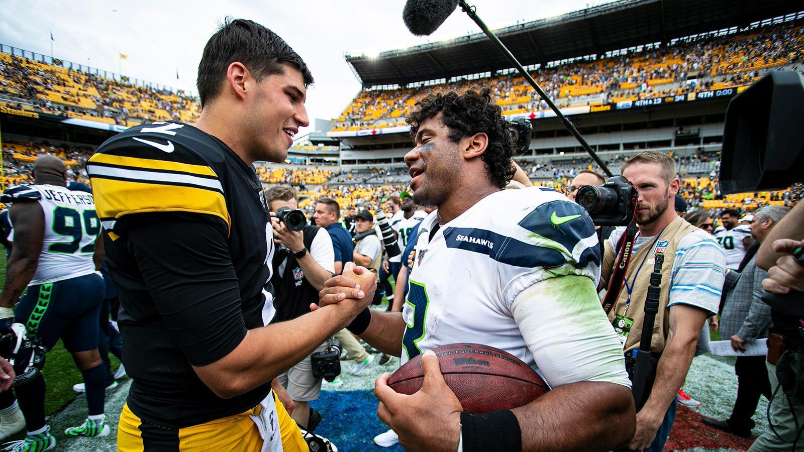 
                <strong>Seattle Seahawks at Pittsburgh Steelers (Week 6)</strong><br>
                Der Erste der NFC West ist am 6. Spieltag beim Ersten der AFC North zu Gast. Die Bilanz: zehn Siege der Seahawks, neun Siege der Steelers. Das letzte Aufeinandertreffen: 15. September 2019 (28:26 für Seattle).
              