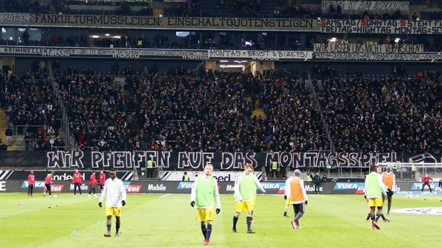 
                <strong>"Fehlt nur noch Helene": So protestieren die Eintracht-Fans gegen Montagsspiele</strong><br>
                
              