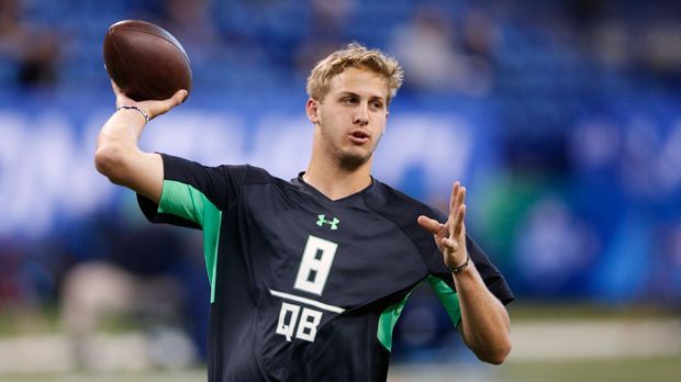 
                <strong>Nr. 2 Jared Goff</strong><br>
                2. Position - Jared Goff, Quarterback (zu den Philadelphia Eagles): Die Eagles waren 2015 in der Offensive durchschnittlich und in der Defensive eine Katastrophe. Head Coach Doug Pederson wird sich als ehemaliger Quarterback den talentierten Goff unter den Nagel reißen, um der Franchise seinen Stempel aufzudrücken. 
              