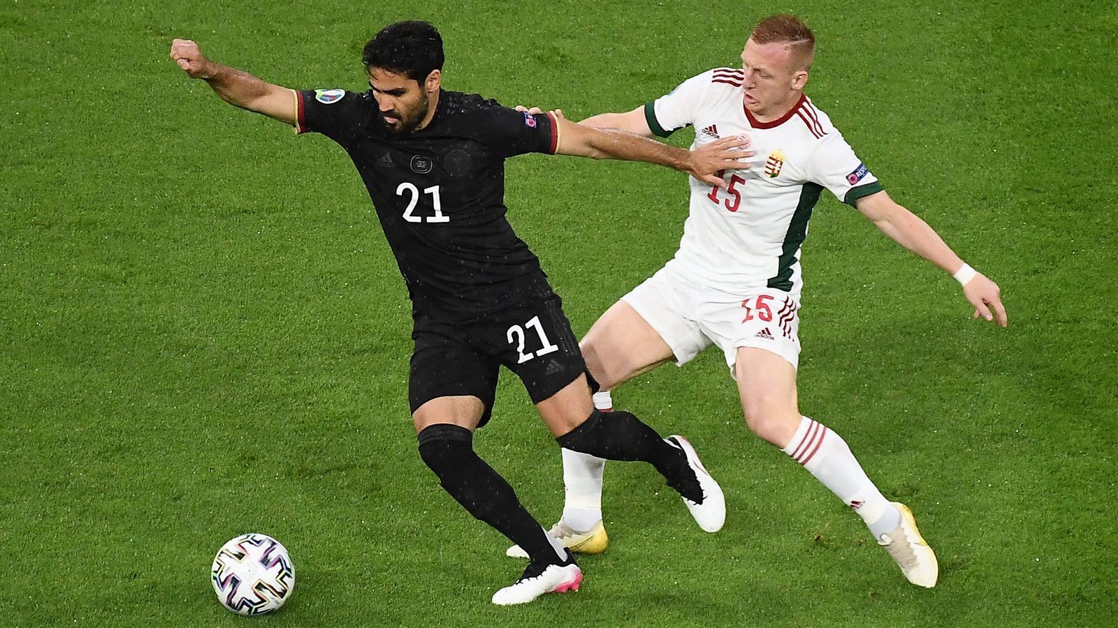 
                <strong>Ilkay Gündogan</strong><br>
                Findet nicht so recht ins Spiel. Ähnlich wie schon gegen Frankreich spielt er lieber quer als direkt in die Spitze und verschleppt so hin und wieder das Tempo. Von einem Spieler seiner Klasse muss in so einer Partie wie gegen die Ungarn einfach mehr kommen. Eine enttäuschende Leistung. Muss in der 57. Minute folgerichtig für Leon Goretzka Platz machen. ran-Note: 5
              