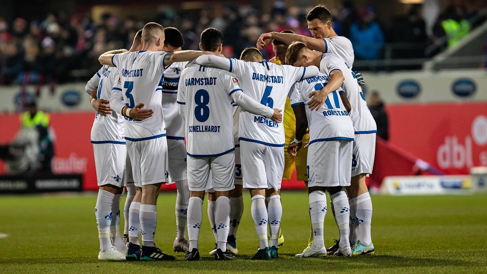 
                <strong>SV Darmstadt 98 </strong><br>
                &#x2022; Tabellenplatz: 1; Punkte: 52; Torverhältnis: 40:21<br>&#x2022; Jüngste Ergebnisse: U-S-N-N-U<br>&#x2022; Nächste Gegner: 1. FC Nürnberg (A), SC Paderborn 07 (H), Fortuna Düsseldorf (A)<br>Als derzeitiger Tabellenführer hat der SV Darmstadt 98 die besten Chancen auf den Aufstieg. Doch viele Ausrutscher können sich die "Lilien" nicht erlauben, denn der Abstand zur Konkurrenz beträgt nach einigen sieglosen Spielen am Stück lediglich zwei Pünktchen. Die jüngeren Ergebnisse dürften ein Alarmsignal sein und nun stehen entscheidende Partien gegen andere Teams aus der oberen Tabellenhälfte an. Mal schauen, ob die Mannschaft von Torsten Lieberknecht in die Erfolgsspur zurückfindet und am Ende den Aufstieg oder sogar die Zweitliga-Meisterschaft feiern darf.
              