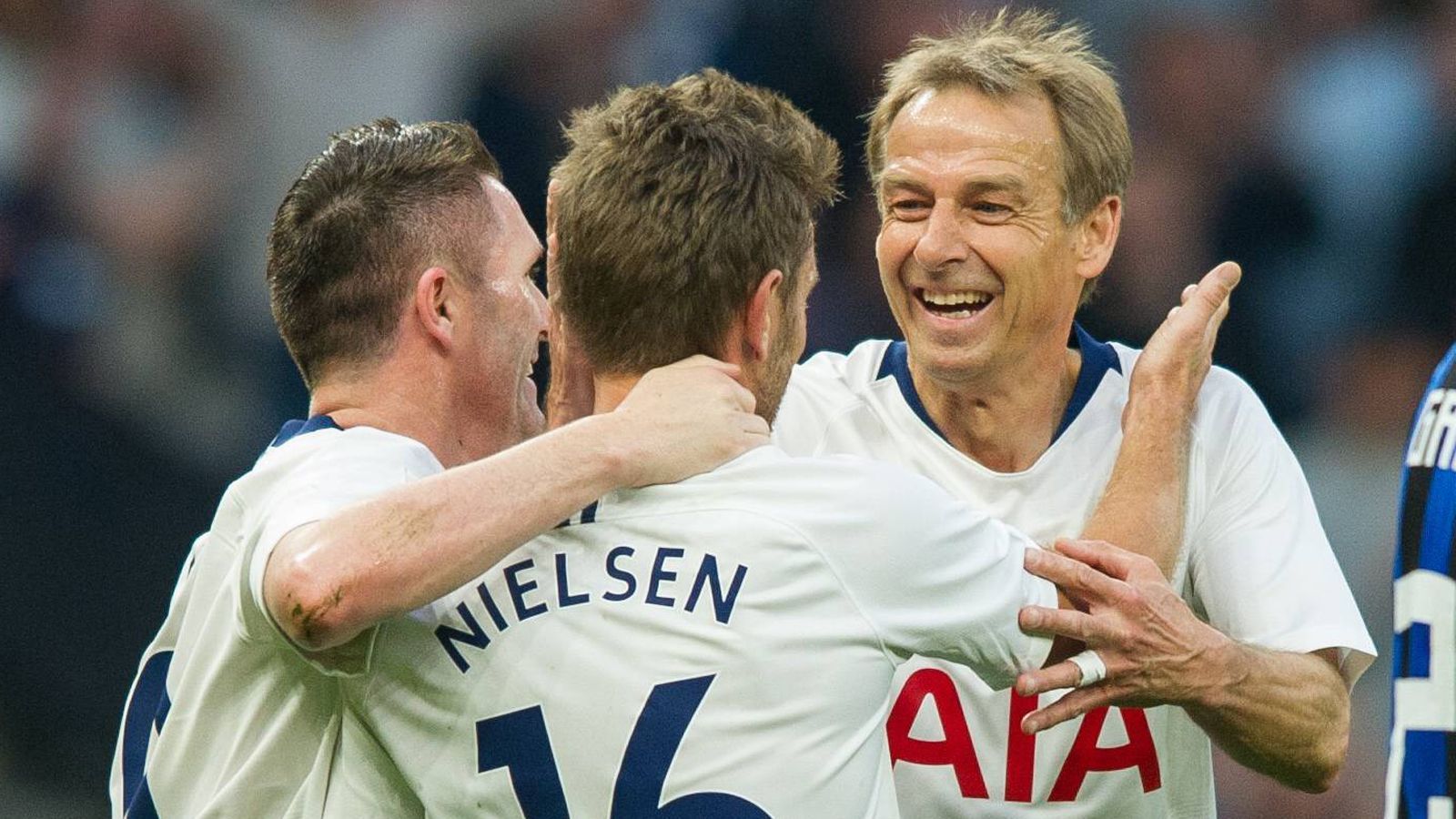 
                <strong>Jürgen Klinsmann</strong><br>
                Der "Diver" Jürgen Klinsmann (re.) gab sich mal wieder bei seinem Ex-Klub Tottenham Hotspur die Ehre. Der heute 54-Jährige spielte in den 90ern gleich zwei Mal für die Londoner. In 58 Pflichtspielen konnte der deutsche Welt- und Europameister dabei 31 Treffer für die Spurs erzielen. Bei der Stadion-Eröffnung gegen Inter blieb der Ex-Stürmer allerdings ohne eigenes Tor.
              