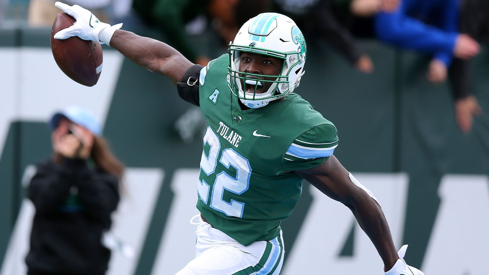 
                <strong>Geteilter 14. Platz: Tyjae Spears (Tennessee Titans)</strong><br>
                &#x2022; Position: Running Back<br>&#x2022; Gepickt an: 81. Stelle<br>&#x2022; Quote: +3.000 (bei einem Einsatz von 100 US-Dollar erhält man 3.100 US-Dollar)<br>
              