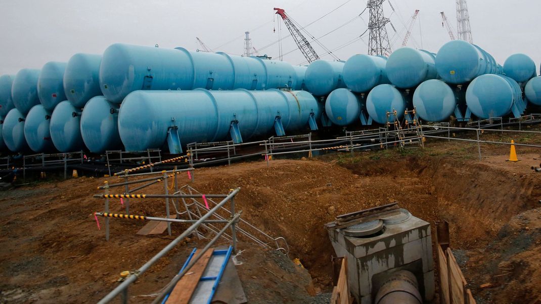 Wassertanks in Fukushima - der kontaminierte Inhalt soll jetzt ins Meer geleitet werden.