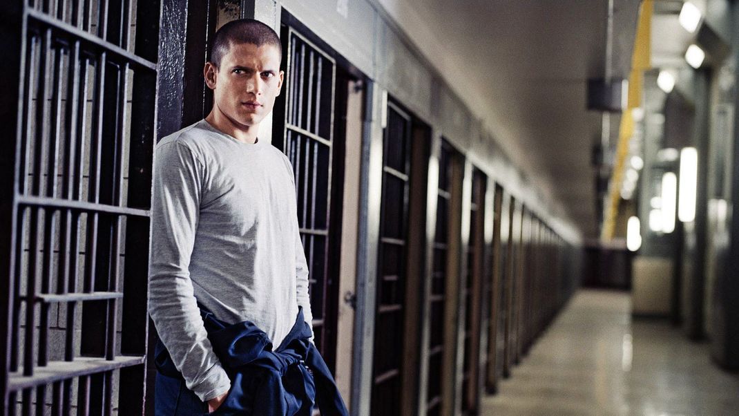 In "Prison Break" lässt sich Michael Scofield (Wentworth Miller) ins Gefängnis einsperren, um mit seinem unschuldig verurteilten Bruder auszubrechen.