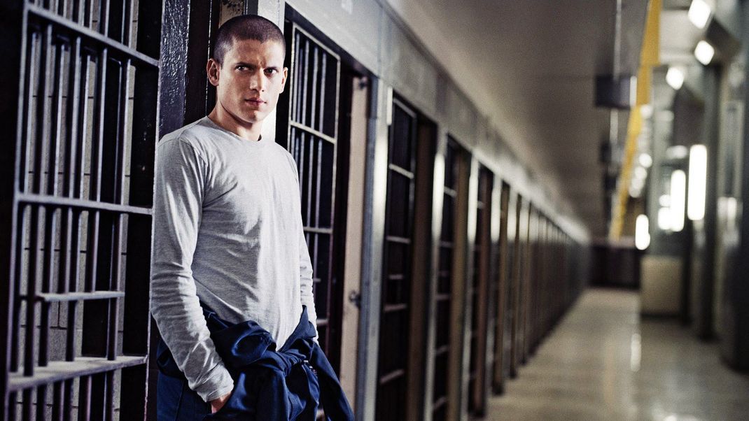 In "Prison Break" lässt sich Michael Scofield (Wentworth Miller) ins Gefängnis einsperren, um mit seinem unschuldig verurteilten Bruder auszubrechen.