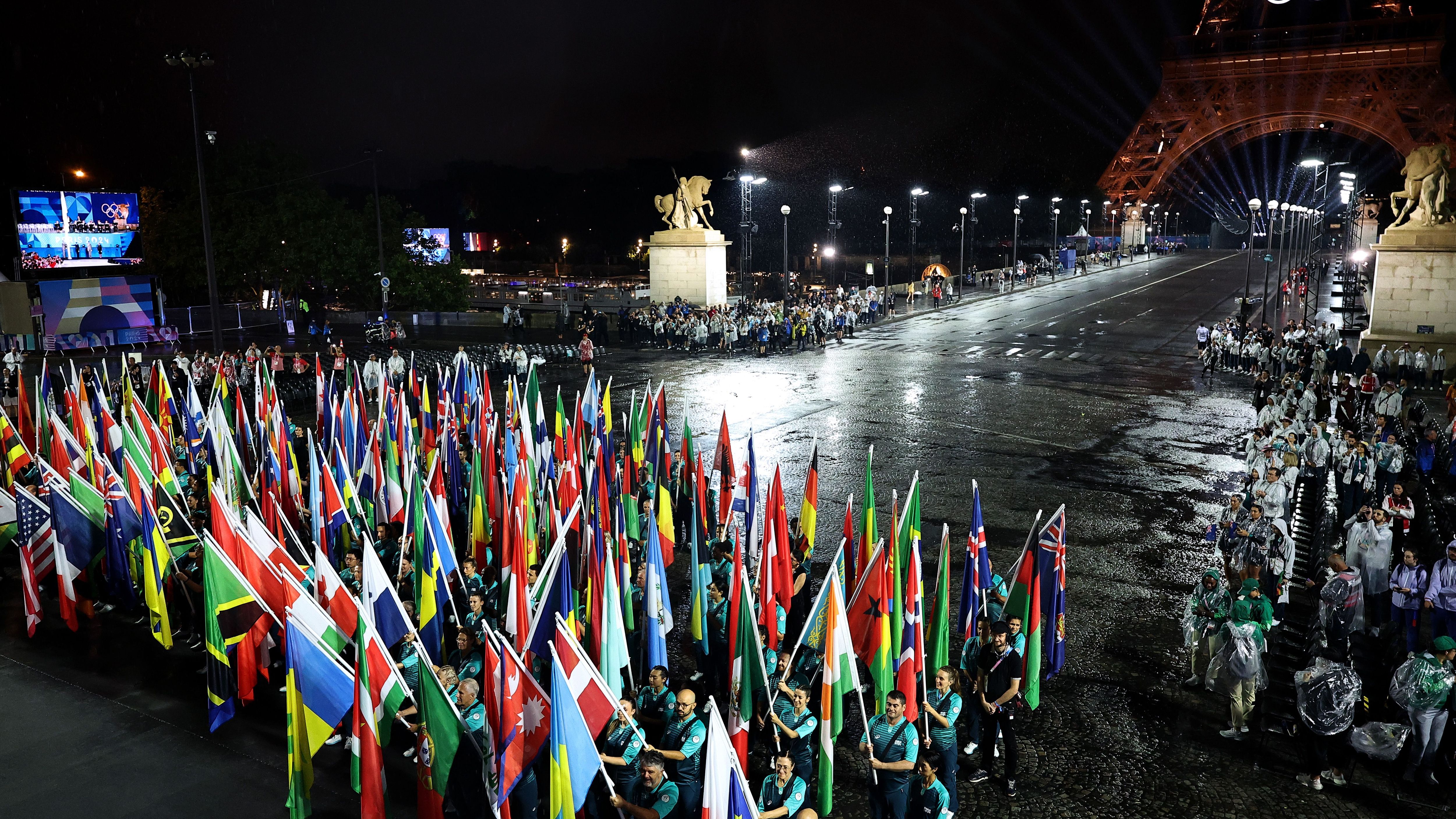 <strong>Olympia 2024: Die besten Bilder der Eröffnungsfeier in Paris</strong><br>Fahnenträger mit den Flaggen der 206 teilnehmenden Länder.