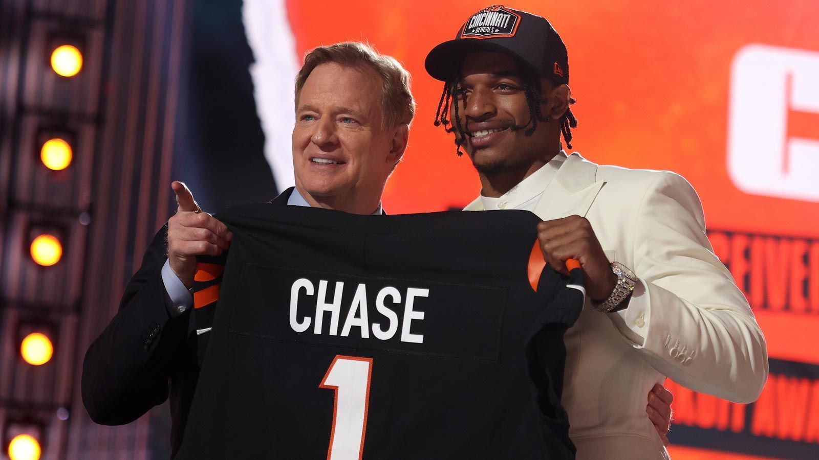 
                <strong>Platz 28 - Cincinnati Bengals</strong><br>
                In der 1. Runde entschieden sich die Bengals gegen einen Beschützer für Quarterback Joe Burrow und stellten ihm stattdessen seinen College-Teamkollegen Ja'Marr Chase (im Bild, rechts) zur Verfügung. Zwar besserte Cincinnati in Runde 2 mit Tackle Jackson Carman nach, ob das allerdings reicht um die Schwächen in der O-Line auszugleichen, bleibt abzuwarten. In einer umkämpften AFC-North, die noch dazu mit einigen Star-Pass-Rushern aufwartet, könnten die Bengals auch dieses Jahr das Nachsehen haben.  
              