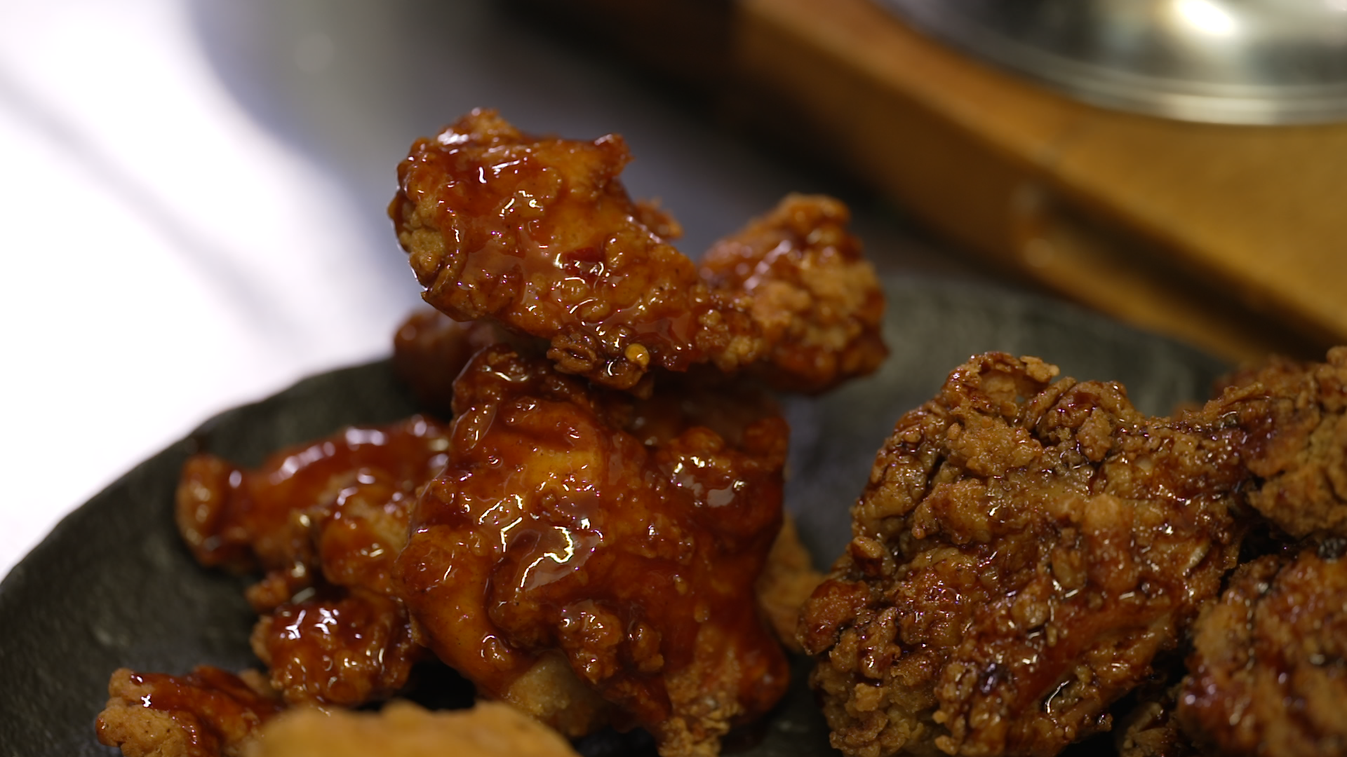 Korean Fried Chicken mit scharfer Gochujang-Soße ist ein echter Klassiker der koreanischen Küche.