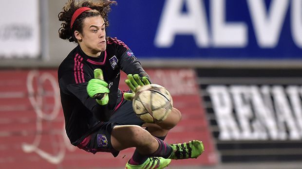 
                <strong>Mile Svilar (Belgien)</strong><br>
                Mile Svilar (Belgien): Der Keeper spielt für die U19 von Anderlecht und überzeugt mit tollen Paraden für die belgische U17-Nationalmannschaft. In der UEFA Youth League absolviert er schon 13 Spiele und wird bereits mit Nationalkeeper Thibaut Courtois verglichen.
              