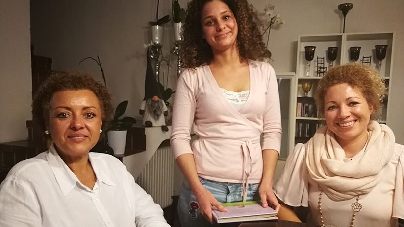 Tyra wird von ihrer Mama Delene und ihrer Schwester unterstützt.