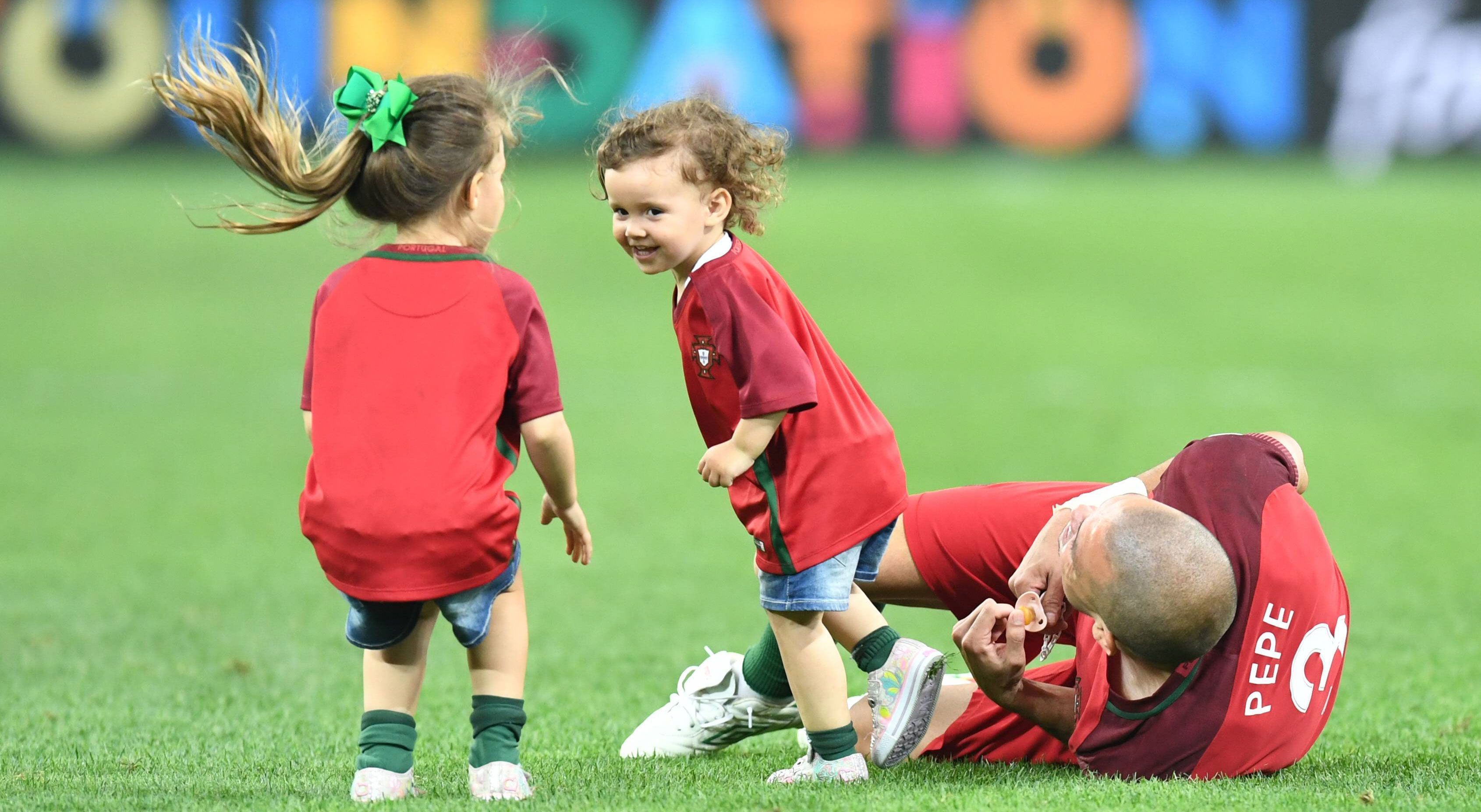 
                <strong>Pepe</strong><br>
                Das portugiesische Rauhbein Pepe kann tatsächlich auch ganz zahm sein, wie hier bei der Spielstunde mit seinen Kindern nach dem Sieg im Viertelfinale gegen Polen zu sehen ist.
              
