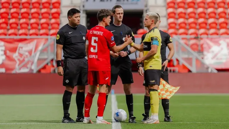 <em><strong>Twente entlässt Trainer nach Testspiel-Niederlage</strong><br>Eigentlich wollte der FC Twente Enschede nach einem verkorksten Saisonstart (drei Niederlagen aus vier Spielen) Selbstvertrauen in einem Testspiel gegen den Drittligisten Alemannia Aachen sammeln. Das ging jedoch in die Hose: Aachen gewann souverän mit 2:0 gegen den Erstligisten aus den Niederlanden. Für die Verantwortlichen zu viel: Nur zwei Stunden nach der Pleite gegen die Alemannia gab Twente die Entlassung von Trainer Joseph Oosting bekannt.</em>