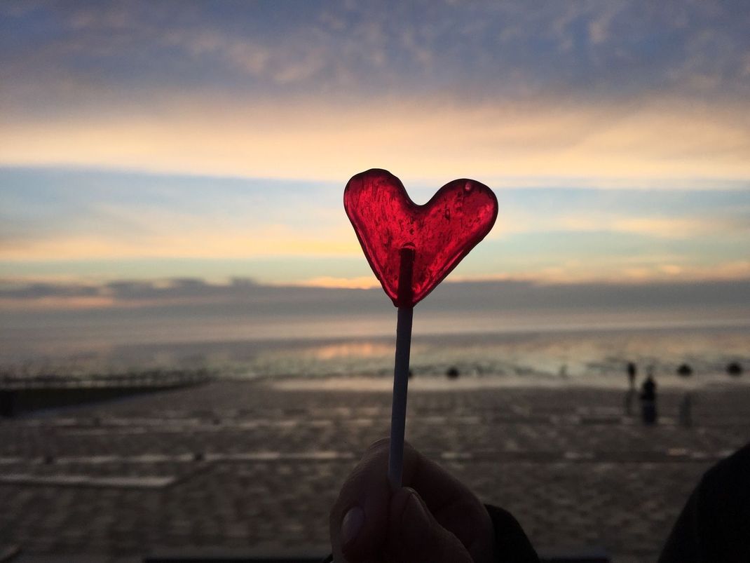 Wie wäre es, wenn Sie mit Ihrem Schatz zum Valentinstag einen Kurzurlaub an der Ost- oder Nordsee einlegen? Bei ausgiebigen Spaziergängen können Sie sich nahekommen und die Seele baumeln lassen.