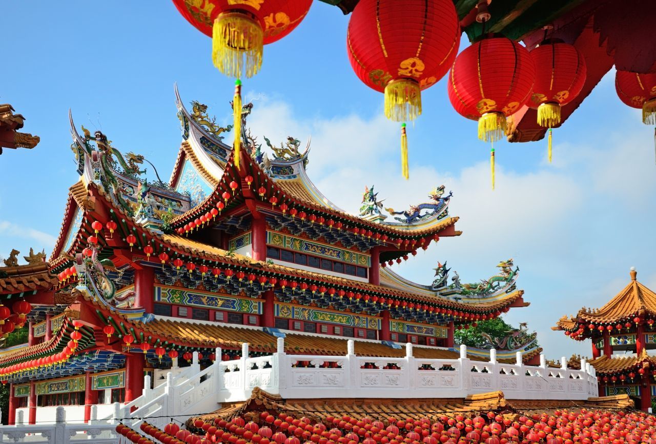 Das Magazin "National Geographic" zählt den Thean Hou Temple zu den 20 schönsten buddhistischen Tempeln der Welt. Er thront auf einem Hügel über Kuala Lumpur. Der Haupteingang besteht aus einem gewölbtem Tor mit roten Säulen, das farbliche Symbol für Wohlstand und Glück. Auf dem Dach des Tempels "tanzen" Drachenfiguren. In der prachtvollen Gebetshalle befinden sich drei Altare, die jeweils mit der Statue einer Göttin versehen