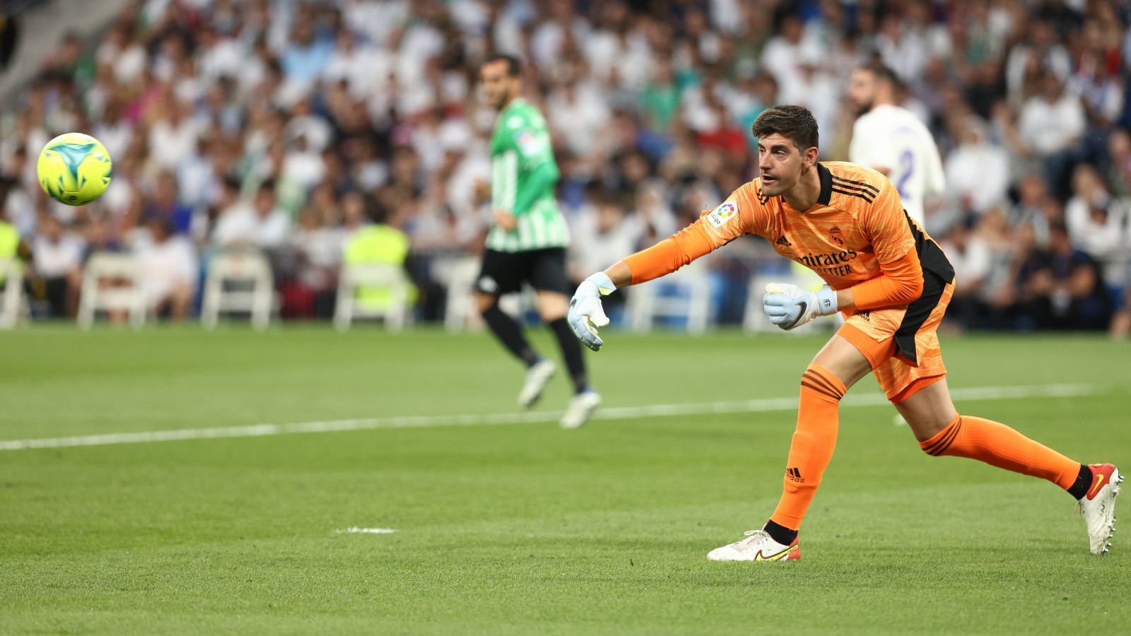 
                <strong>Tor: Thibaut Courtois (Real Madrid)</strong><br>
                Ohne Thibaut Courtois wäre Real Madrid wahrscheinlich schon weit vor dem Finale ausgeschieden. Der baumlange Belgier wuchs vor allem in der K.o.-Phase über sich hinaus und war ein sicherer Rückhalt für Real. Im Finale von Paris schien er unüberwindbar, brachte Liverpools Angreifer reihenweise zur Verzweiflung. Der Lohn: die Wahl zum Man of the Match. Schon im Viertelfinale gegen Manchester City verhinderte der 30-Jährige noch deutlich mehr als die fünf Einschläge, die es ohnehin schon gab. In dieser CL-Saison gab es keinen besseren Keeper als ihn.
              