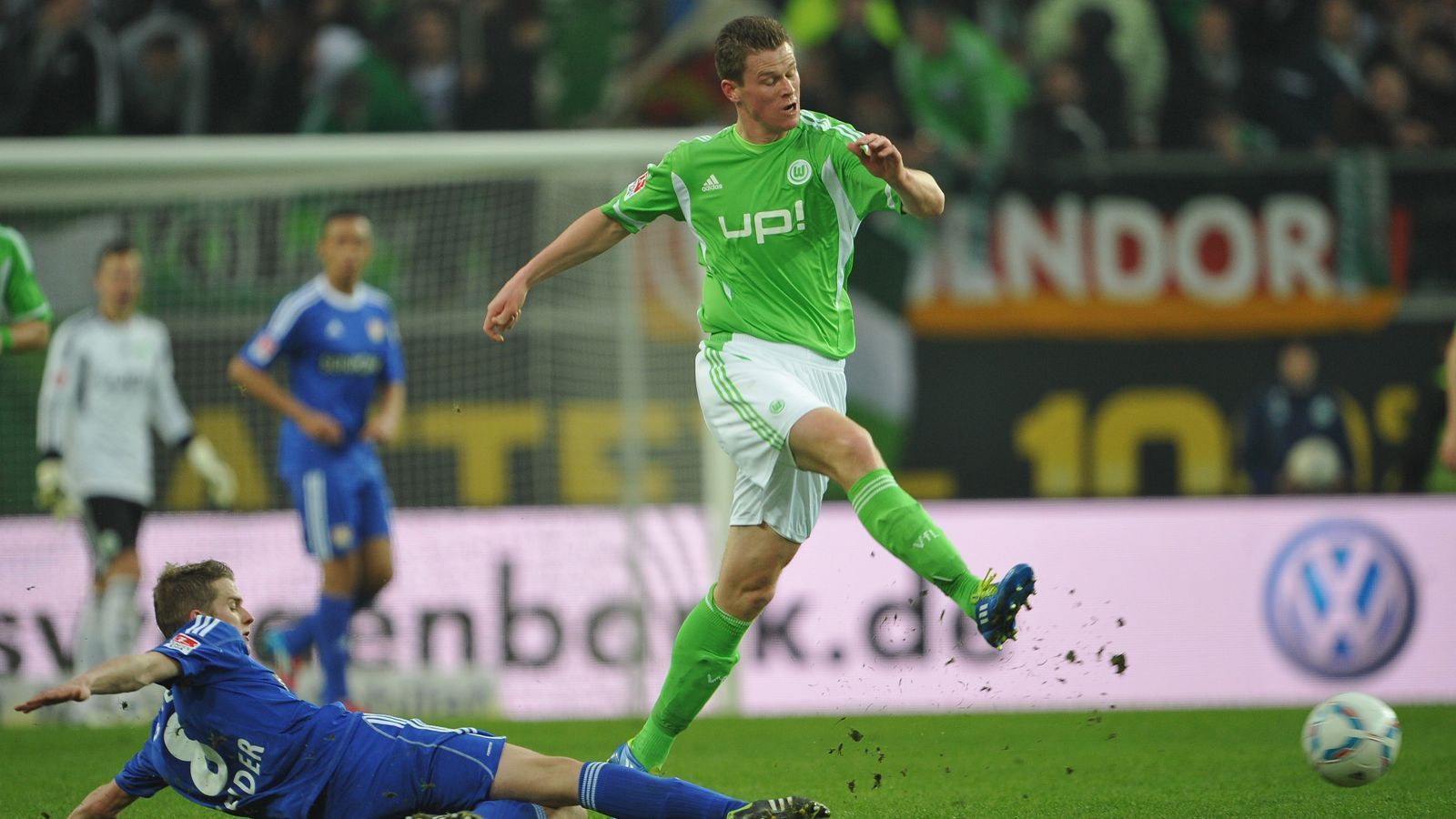 
                <strong>Abwehr: Alexander Madlung</strong><br>
                Auch Alexander Madlung ist keiner, den der gemeine Wolfsburg-Fan als "Ballkünstler" bezeichnen würde. Aber wer 194-mal für einen Verein auflaufen darf, muss etwas können. Der 1,93 Meter große Madlung konnte vor allem Kopfbälle. Hinten und vorne: Der 37-Jährige traf zwischen 2006 und 2013 immerhin 14-mal ins gegnerische Gehäuse.
              