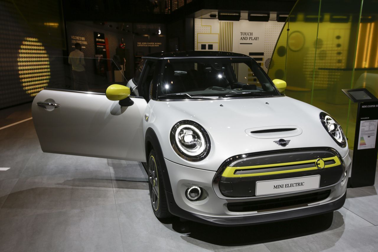 Der Kleinwagen Mini SE wird seit 2019 produziert und startet bei knapp 32.000 Euro.