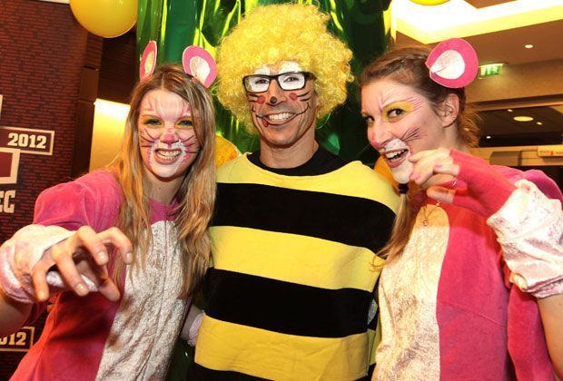 
                <strong>Alaaf, Aloha, Hellau - Fußballstars beim Karneval</strong><br>
                Ob er im Norden den Karneval vermisst? Werder-Boss Thomas Eichin zieht als Biene wohl die richtige Begleitung an.
              