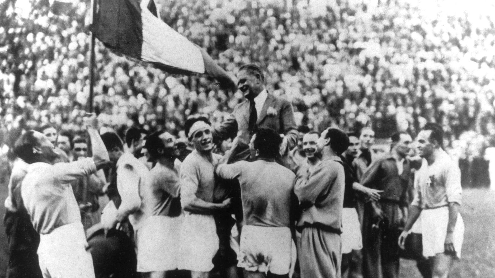 
                <strong>WM 1934 - Italien</strong><br>
                Die WM 1934 fand erstmals in Europa statt und Gastgeber Italien konnte wie Uruguay vier Jahre zuvor den Heimvorteil nutzen und seinen ersten Weltmeistertitel mit einem 2:1-Sieg nach Verlängerung gegen die Tschechoslowakei gewinnen. Das Turnier erhielt einen faden Beigeschmack, da der italienische Diktator Benito Mussolini die WM für Propagandazwecke nutzte. 
              