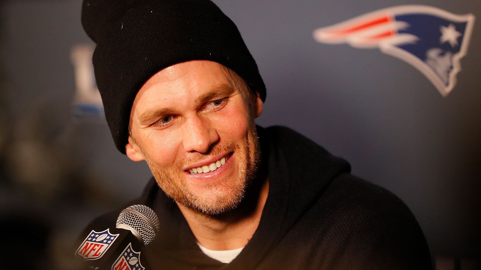 
                <strong>Diese NFL-Rekorde kann sich Brady 2019 schnappen</strong><br>
                In 19 NFL-Jahren hat Tom Brady sagenhafte 54 Rekorde auf- oder eingestellt. In seiner 20. Saison kann er diese imposante Liste weiter ausbauen. Zugegeben: Teilweise benötigt der "GOAT" Unterstützung der Konkurrenz. ran.de zeigt sechs Bestwerte, die sich der Superstar schnappen kann.
              