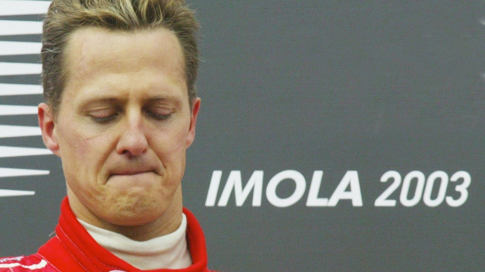 
                <strong>WM-Titel Nr. 6 - 2003</strong><br>
                2003 folgte ein weiteres emotionales Jahr für Schumacher. Unvergessen bleiben seine Tränen auf dem Siegerpodest in Imola, nachdem kurz zuvor seine Mutter an Krebs verstorben war. In Erinnerung bleiben auch die Szenen aus der Boxengasse in Österreich: Trotz Feuers beim Betanken seines Ferraris während des Boxenstopps blieb der Deutsche die Ruhe selbst. Aussteigen, Rennen beenden? Auf keinen Fall! Schumacher fuhr weiter als wäre nichts gewesen - und holte natürlich den Sieg. Dennoch zitterte er bis zur Zielflagge in Suzuka um den Titelgewinn. Ein achter Platz in Japan reichte ihm, zum sechsten Mal hieß der F1-Champion Michael Schumacher.
              
