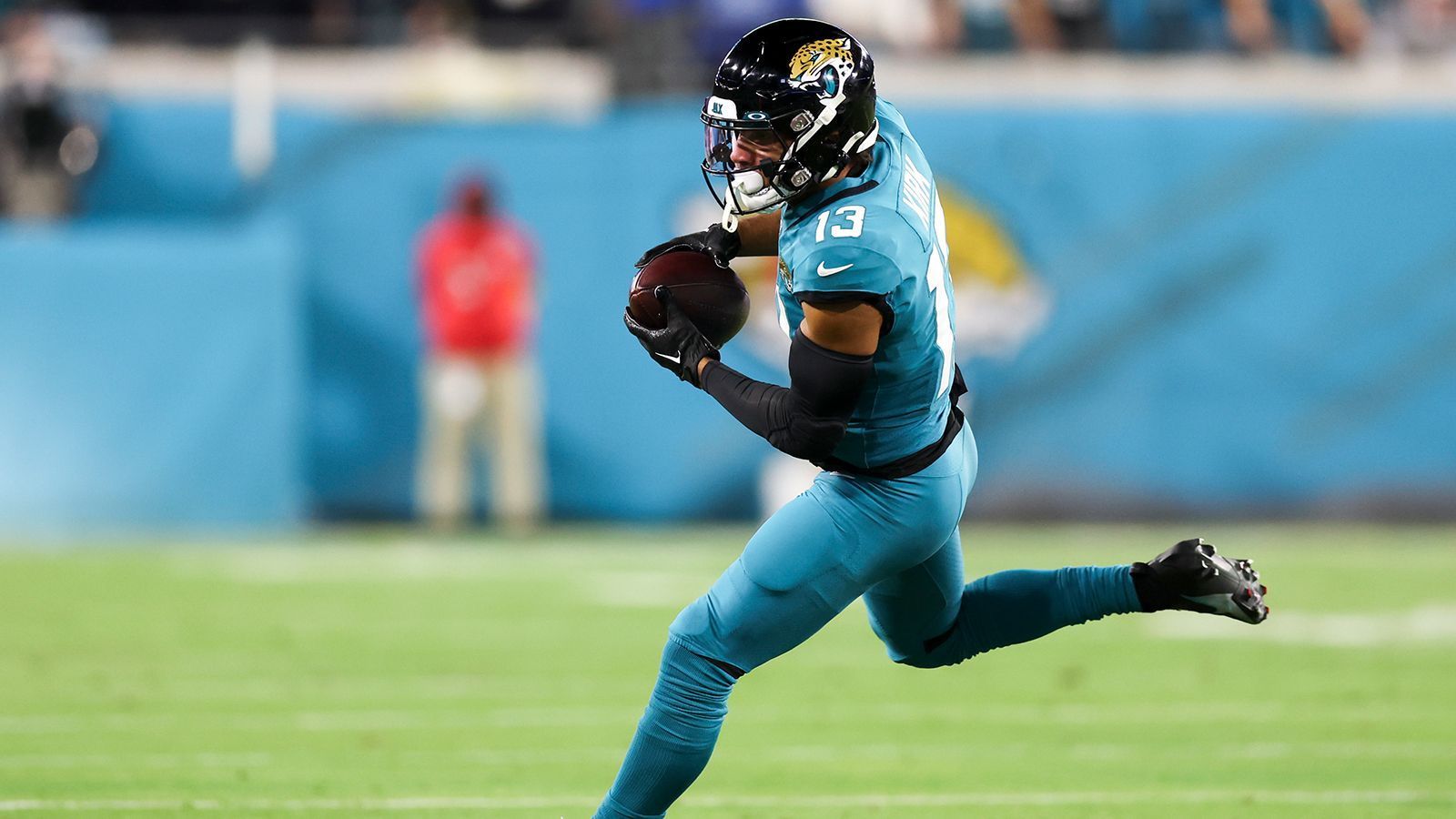 
                <strong>Platz 12: Jacksonville Jaguars</strong><br>
                &#x2022; Starter: Calvin Ridley, Zay Jones, Christian Kirk<br>&#x2022; Backups: Tim Jones, Parker Washington, Jamal Agnew <br>Christian Kirk und Zay Jones sammelten zusammen knapp 2.000 Receiving Yards bei den Jaguars in der vergangenen Saison - wohlgemerkt in ihrer jeweils ersten Spielzeit mit Quarterback Trevor Lawrence und unter der Leitung von Head Coach Doug Pederson. Darauf lässt sich aufbauen! Calvin Ridley war - vor seiner Sperre - ein vielversprechender Receiver, der gute Catching-Fähigkeiten mit Tempo und Route Running verknüpft. Jamal Agnew und Parker Washington dürften situativ eingesetzt werden und bringen beide Explosivität nach dem Passfang mit. Ein rundum guter Receiving-Room. 
              