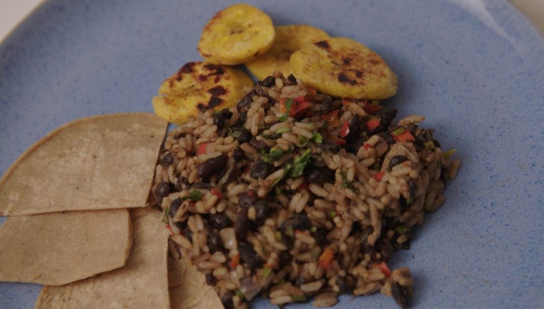 Gallo Pinto wird traditionell in Costa Rica und Nicaragua zum Frühstück gereicht. Das Gericht gibt's auch in viele andere lateinamerikanische Länder. Dort trägt es aber einen anderen Namen. 