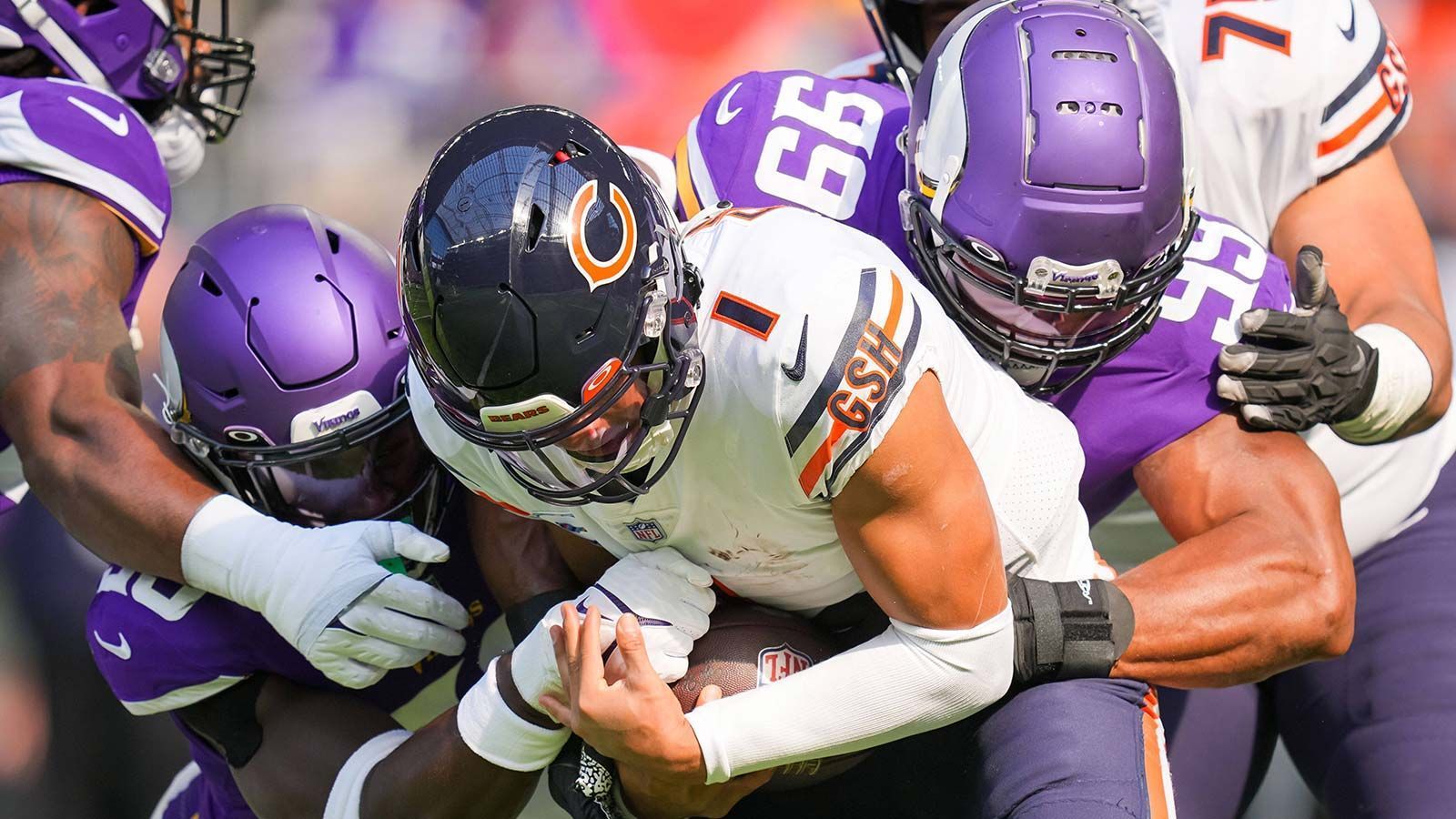 
                <strong>Minnesota Vikings – Pass Rush</strong><br>
                Durch die Abgänge von Za'Darius Smith und Dalvin Tomlinson verlieren die Minnesota Vikings zwei ihrer besten Quarterback-Jäger. Dadurch droht der bisher eher mittelmäßige Pass Rush des Teams weiter zu verkümmern. Smith und Tomlinson waren 2022 zusammen für ein Drittel der Sacks der Vikings verantwortlich. Zwar wurde mit Marcus Davenport ein ehemaliger Erstrundenpick von den New Orleans Saints geholt, allerdings kam der 26-Jährige nur auf einen halben Sack im vergangenen Jahr. Minnesota wird über kreatives Play Calling Wege finden müssen, um im gegnerischen Backfield für Unruhe zu sorgen, sonst sieht es düster aus.
              