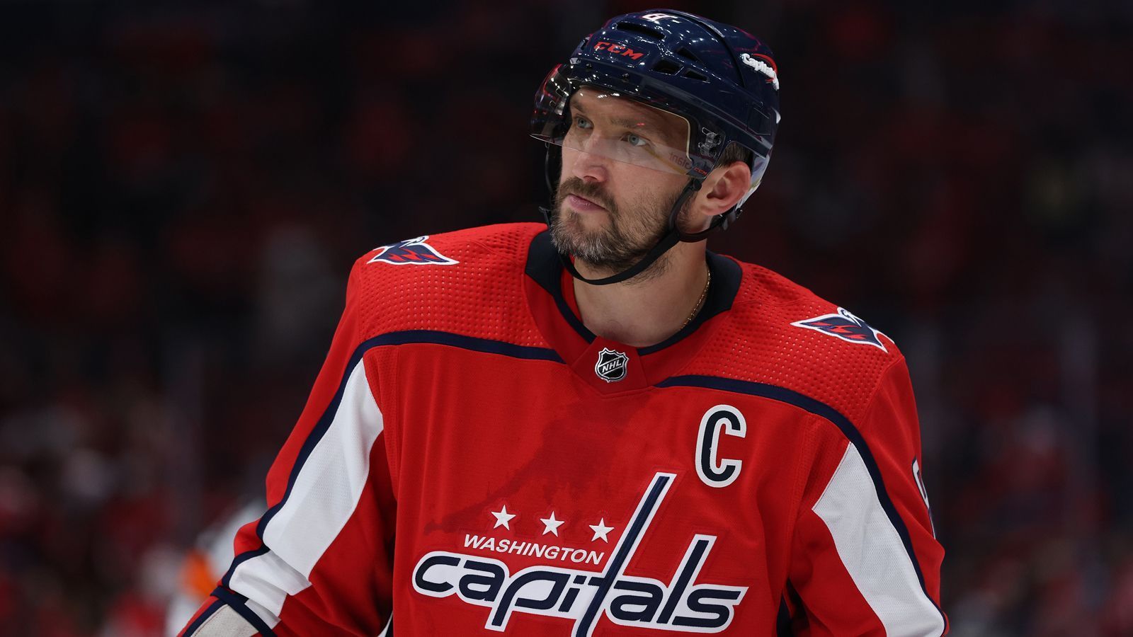 <strong>Platz 2: Alex Ovechkin (seit 2005 - 836 Tore)</strong><br>
                Alex Ovechkin&nbsp;gilt als einer der besten Eishockeyspieler der Geschichte. 2018 gewann er mit seinem Stammverein Washington Capitals den Stanley Cup. Dazu räumte der Russe bislang als einziger Spieler neun Mal die Maurice Richard Trophy als bester Torschütze der NHL ab. Er spielte bislang nur für die Washington Capitals.