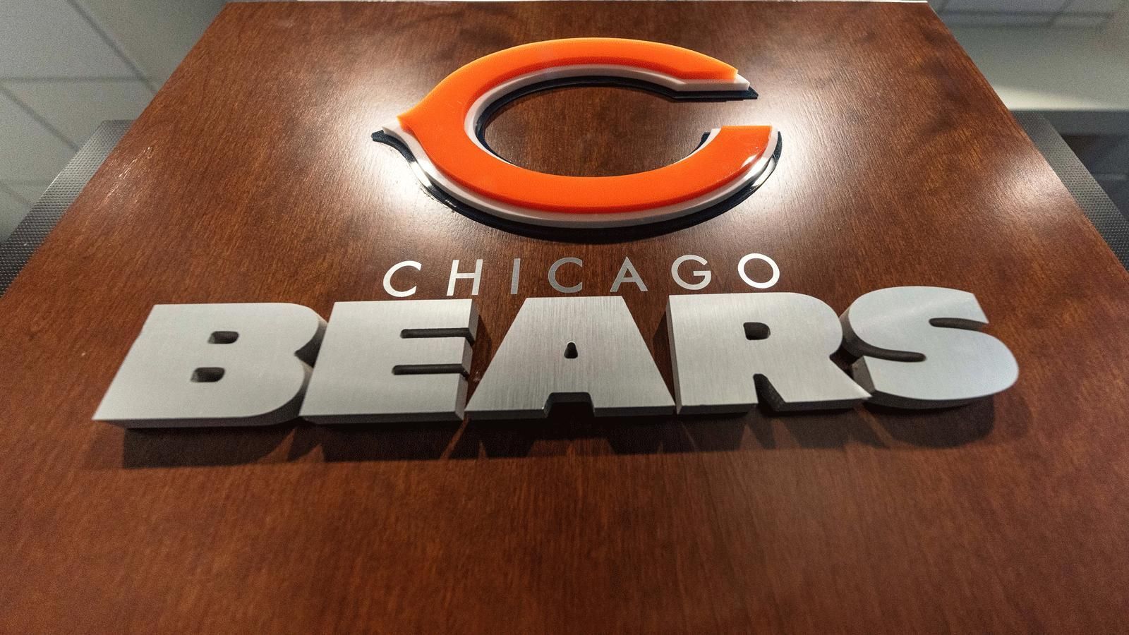 
                <strong>Chicago Bears</strong><br>
                Als die Football-Mannschaft in den 1920er Jahren nach Chicago kam, gab es bereits die Baseball-Mannschaft der Chicago Cubs (englisch für Bärenjungen). George Stanley Halas übernahm das Team und machte aus dem Football-Team die Bären. Seine Begründung: "Footballspieler sind generell größer als Baseballspieler und daher wie Bären." Halas wurde zur Ikone der Bears, er trainierte das Team zwischen 1920 und 1967 insgesamt 40 Jahre, in den Anfangsjahren stand er außerdem selbst als Spieler auf dem Feld. Noch heute tragen die Spieler den Schriftzug "GSH" auf den Trikots.
              