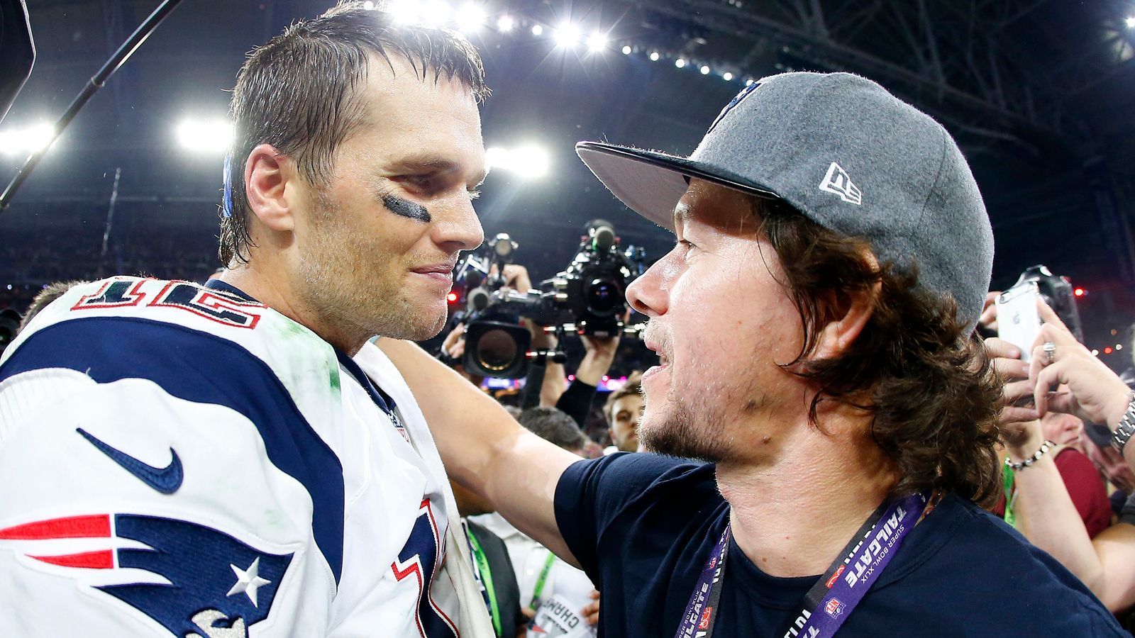 <strong>Mark Wahlberg (New England Patriots)</strong><br>
                Nicht erst seit dem Super-Bowl-Sieg 2014 ist klar, dass Mark Wahlberg Fan der New England Patriots ist. Auch, wenn er wohl zur Halbzeit des legendären Finals 2016 gegen die Atlanta Falcons beim Halbzeitstand von 3:21 das Stadion verließ. 
