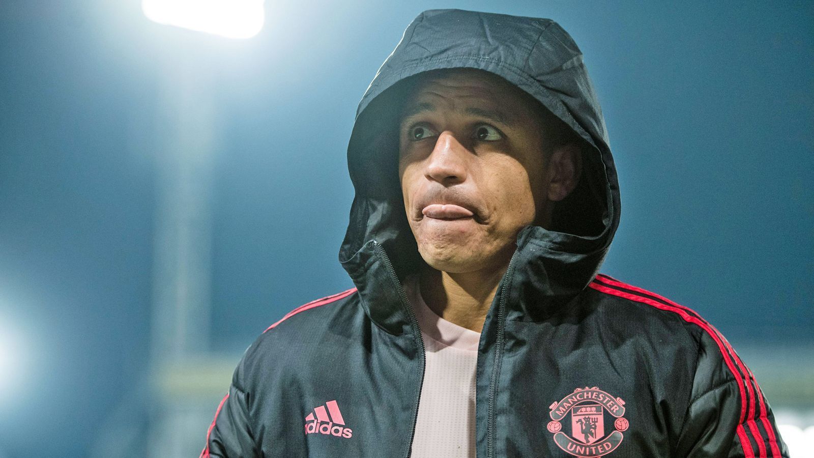 
                <strong>Alexis Sanchez (Manchester United)</strong><br>
                …denn Alexis Sanchez kassiert seit seinem Wechsel vom FC Arsenal zu ManU im Januar 2018 noch deutlich dicker ab. Der Klub von Trainer Ole Gunnar Solskjaer zahlt dem Chilenen nämlich angeblich rund 567.000 Euro – wöchentlich! Die Summe entspricht einem Jahresgehalt von rund 30 Millionen Euro. Damit dürfte Sanchez der Top-Verdiener in der Premier League sein. Das Problem: Trotz aller Kohle bleibt Sanchez seit seinem Wechsel nach Manchester klar hinter den Erwartungen zurück. Nur fünf Tore erzielte er in 41 Spielen für ManU.
              