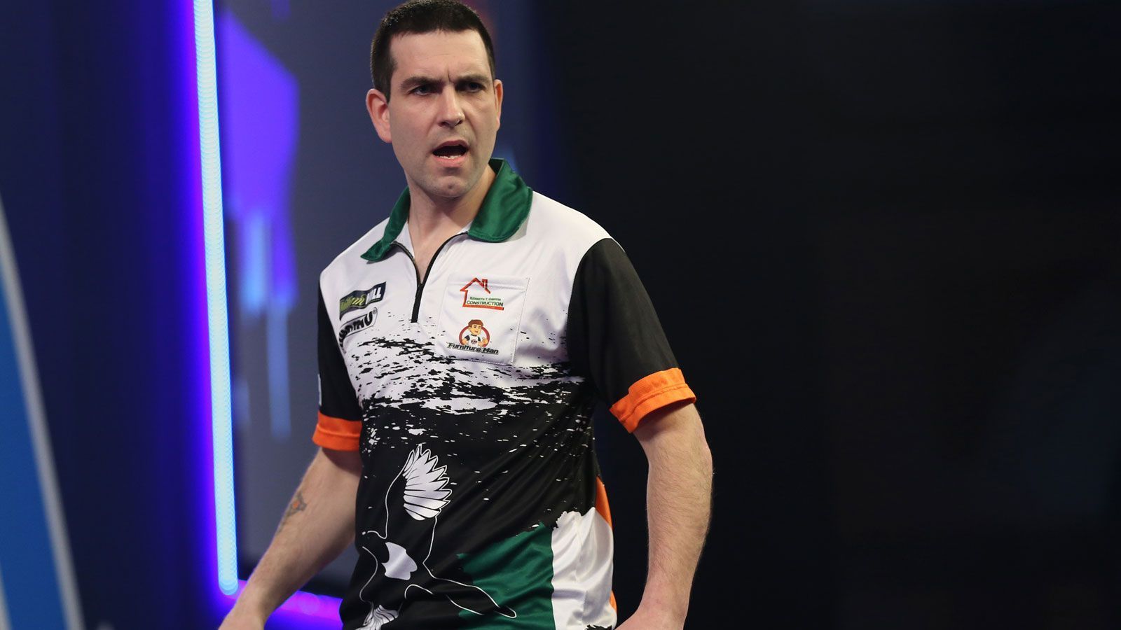 <strong>William O’Connor (Irland) - The Magpie</strong><br>
                Erst mit 19 Jahren fing er an, mit Freunden Darts in Pubs zu spielen. In Anspielung auf sein dennoch bald überraschendes Auftauchen in der Weltspitze kam er zu seinem Spitznamen. Im Deutschen bedeutet "Magpie" Elster.
