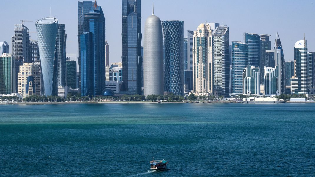 Katar, Doha: Ein Boot fährt vor der Skyline von Doha (Katar) vorbei. Die Metropole am Persischen Golf wächst seit Jahrzehnten kontinuierlich. 