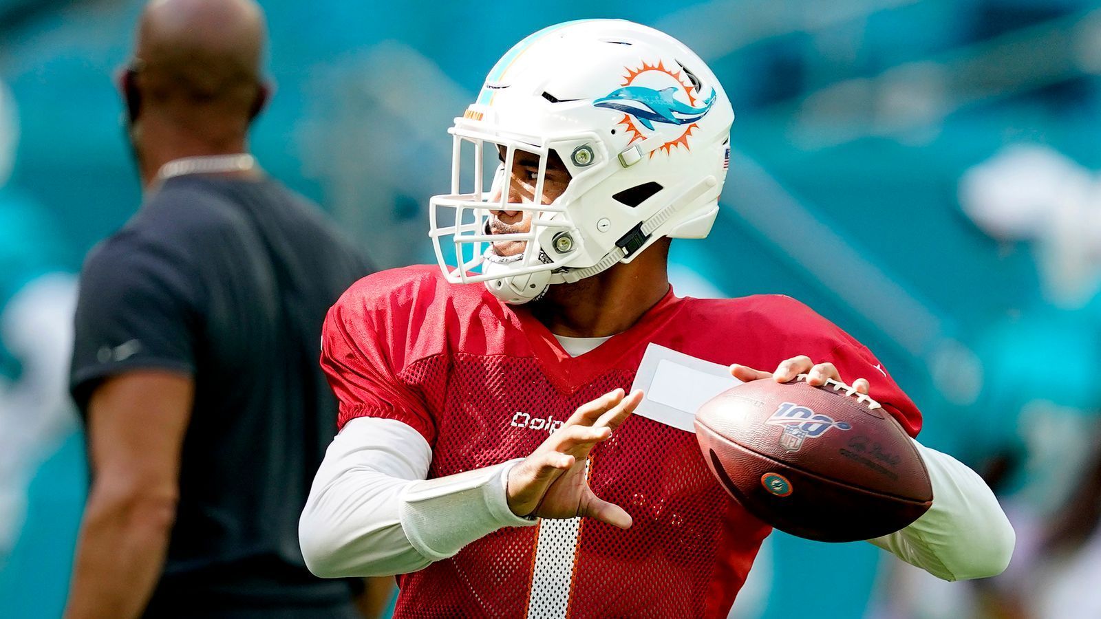 
                <strong>Tua Tagovailoa (Miami Dolphins)</strong><br>
                Bei der 28:31-Niederlage der Miami Dolphins gegen die Bufallo Bills warteten die Fans der Dolphins vergeblich auf einen Einsatz von Tua Tagovailoa. Zwar riefen die rund 13.000 Zuschauer immer wieder "Tua, Tua", doch Head Coach Brian Flores ignorierte die Sprechchöre. Starter Ryan Fitzpatrick machte es nämlich im Vergleich zum Auftakt um einiges besser und gab somit Flores auch keinen Grund, den Nummer-5-Pick einzuwechseln. Fitzpatrick brachte 31 von 47 Pässen für 328 Yards und zwei Touchdowns an den Mann. Somit müssen die Fans weiter auf den ersten Einsatz von Tagovailoa warten.
              