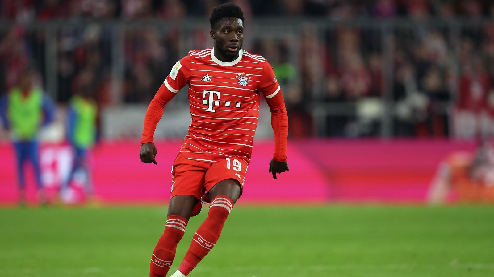 
                <strong>Alphonso Davies</strong><br>
                Der Kanadier Alphonso Davies erlebte - wie der FCB insgesamt - ein durchwachsenes Jahr. Zwar konnte der WM-Teilnehmer durch seine Flügelläufe offensiv immer wieder für Akzente sorgen, offenbarte aber nicht selten Mängel im Abwehrverhalten. Gegen Saisonende kamen nun Gerüchte auf, dass Real Madrid den Linksverteidiger der Bayern möglicherweise verpflichten möchte. Vertragsgespräche mit den Bayern sollen hingegen erst einmal auf Eis gelegt worden sein. ran-Note: 4
              