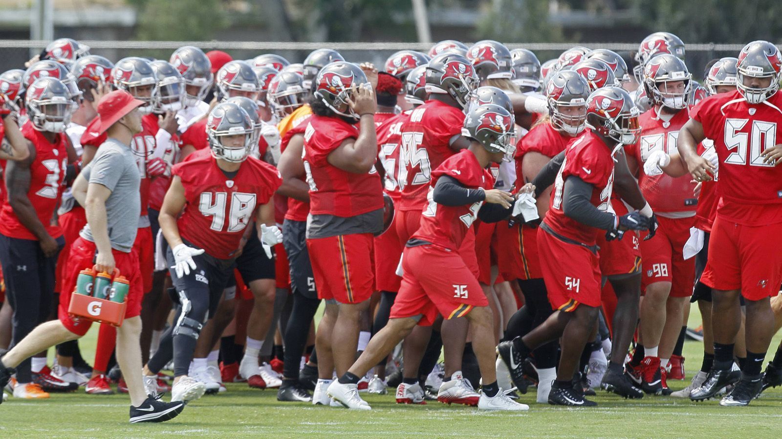 
                <strong>Wie groß sind die Kader der NFL-Teams?</strong><br>
                Die NFL-Teams dürfen mit bis zu 90 Spielern die Saisonvorbereitung beginnen. Bereits am 17. August muss der Kader auf 85 Spieler reduziert werden. Der nächste Cut findet am 24. August statt, wenn nur noch 80 Spieler im Roster stehen dürfen. Am 31. August muss schlussendlich der 53-Mann-Kader bekanntgegeben werden.
              