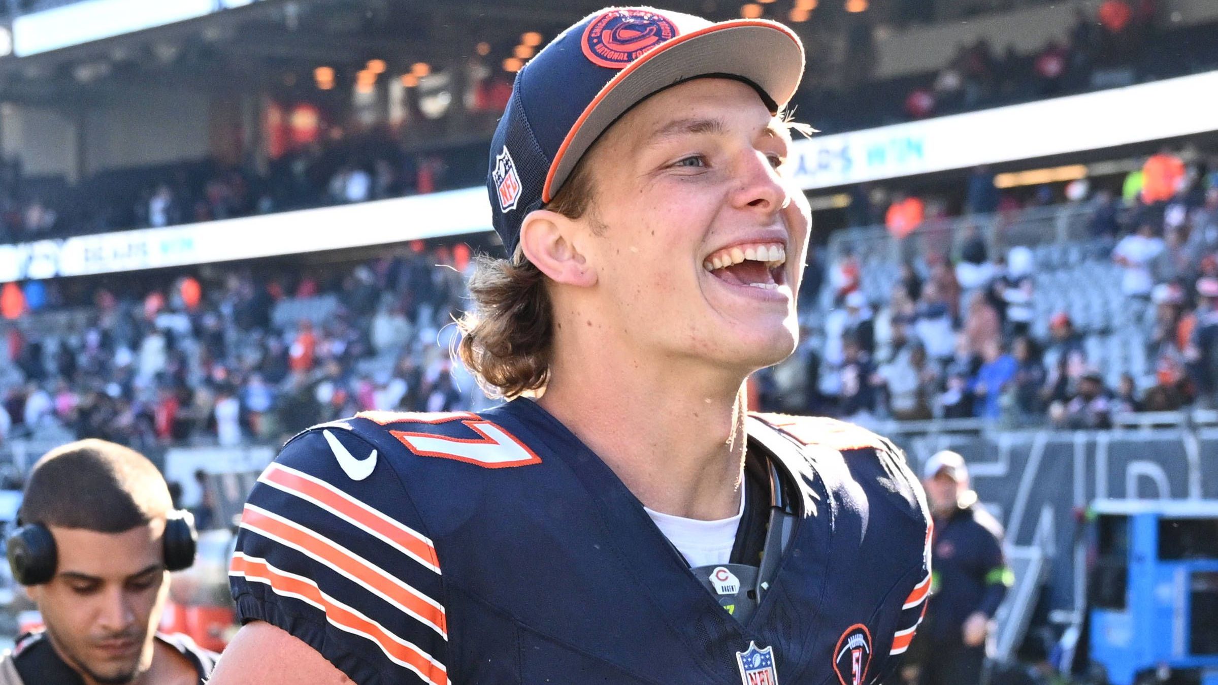 <strong>Gewinner: Tyson Bagent (Chicago Bears)</strong><br>Denn vor einigen Monaten kannten in den USA nur die allerwenigsten den 23-Jährigen. Der ungedraftete Rookie spielte am College für die Shepherd Rams. Kennt ihr nicht? Dann geht es euch genau so wie 99 Prozent aller NFL-Fans. Der überzeugende 30:10-Erfolg gegen die Las Vegas Raiders ist eine Feel-Good-Geschichte für ihn, die Bears und eigentlich die ganze Liga.
