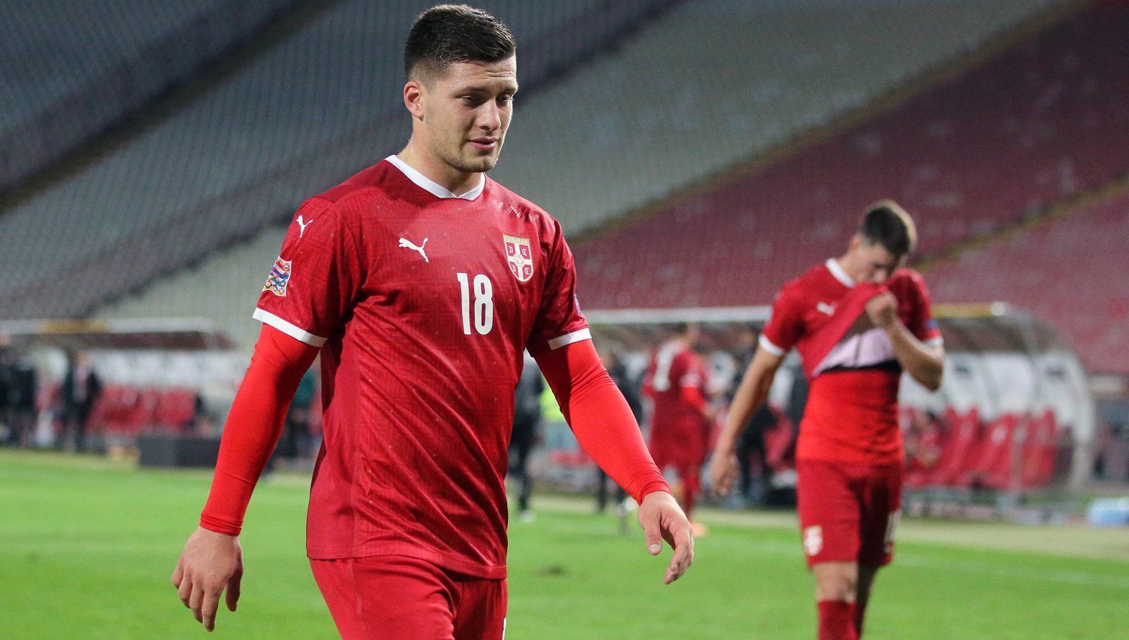 
                <strong>Luka Jovic (Verletzung der Corona-Regeln)</strong><br>
                Dem serbischen Nationalspieler Luka Jovic drohen in seiner Heimat wohl mehrere Monate Haft! Da sich der Real-Stürmer im März bei einem Aufenthalt in Belgrad nicht an die Corona-Regeln gehalten habe, fordert die Staatsanwaltschaft laut der serbischen Nachrichtenagentur "Tanjug" nun sechs Monate Haft für den 22-Jährigen. Dem Fußballstar wird vorgeworfen, die damals verordnete Ausgangssperre in Serbien gleich mehrere Male gebrochen zu haben, um unter anderem mit Freunden zu feiern. Stattdessen hätte er sich nach der Rückkehr von Madrid nach Belgrad direkt in eine 28-tägige Selbstisolation begeben müssen. Diese Verfehlung könnte Jovic nun teuer zu stehen kommen. Jovic wäre dem Bericht nach sogar um eine mögliche Haftstrafe herum gekommen, wenn er ein Bußgeld von umgerechnet rund 30.000 Euro bezahlt hätte. Dem kam der Ex-Frankfurter aber bislang nicht nach. 
              