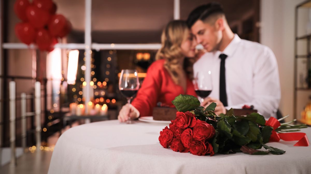 Paar bei einem romantischen Dinner