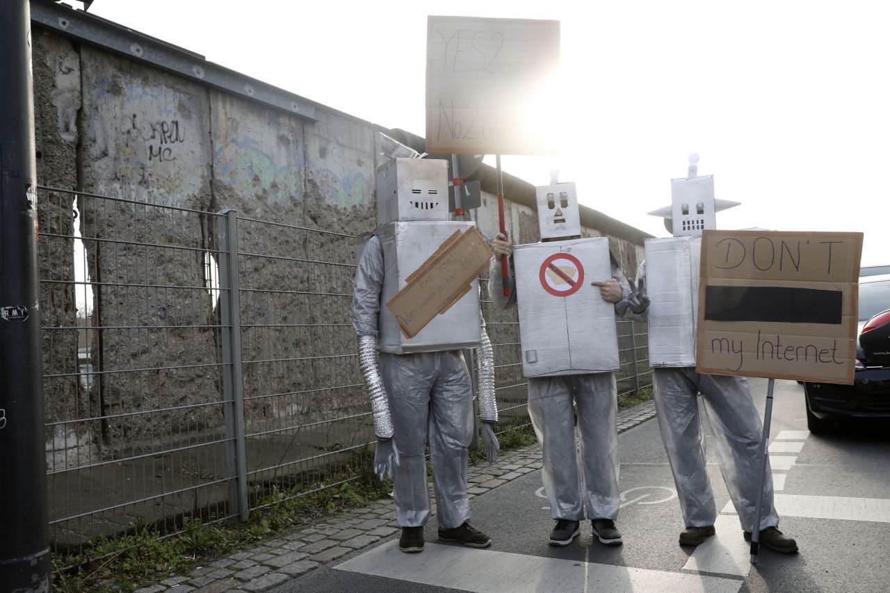 Aus Protest gegen die damals geplante Reform des Urheberrechts durch sogenannte Upload-Filter war die deutschsprachige Wikipedia am 21. März 2019 freiwillig einen ganzen Tag nicht abrufbar. Nach 24 Stunden war die Protestaktion vorbei.