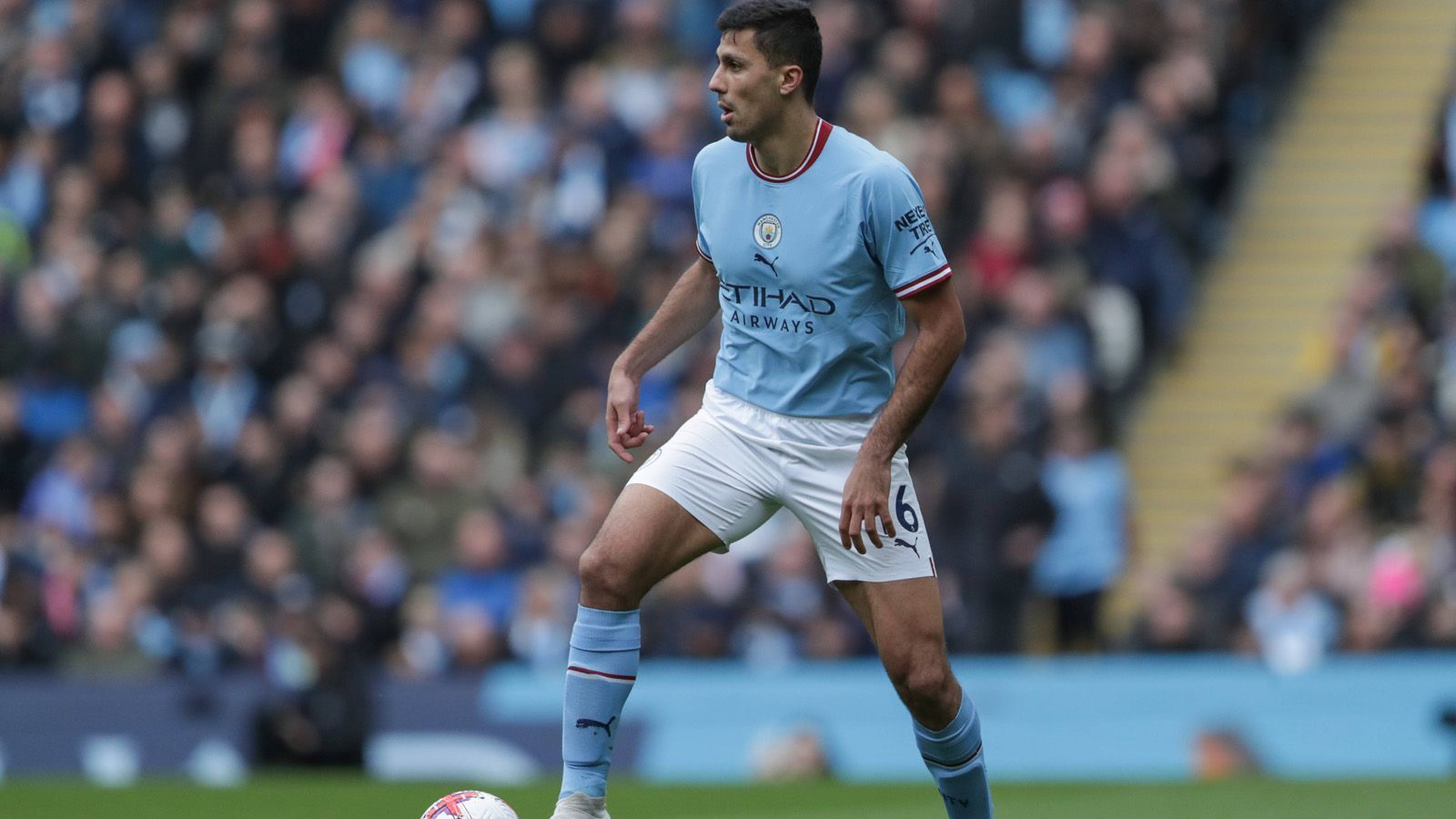 
                <strong>Manchester City gegen FC Liverpool: Schlüsselszenen des Spitzenspiels</strong><br>
                Wenig später beging Rodri innerhalb weniger Minuten zwei taktische Fouls, Schiedsrichter Simon Hooper ließ nach einer Gelben Karte für das erste Vergehen beim zweiten Foul, einem leichten Trikotzupfer (35.), die Karte aber stecken. Glück gehabt für den Spanier.
              