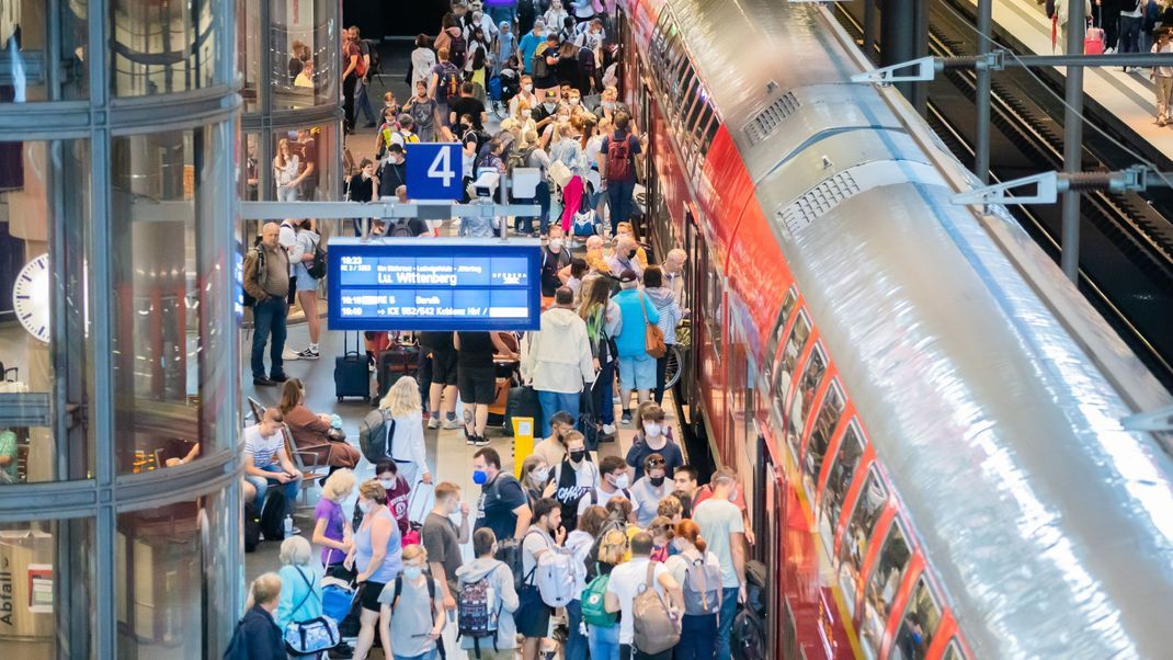 Mit speziellen Anzeigen am Bahnsteig und in der eigenen App will die Deutsche Bahn Fahrgäste besser über die Auslastungssituation in einfahrenden Regionalzügen informieren.