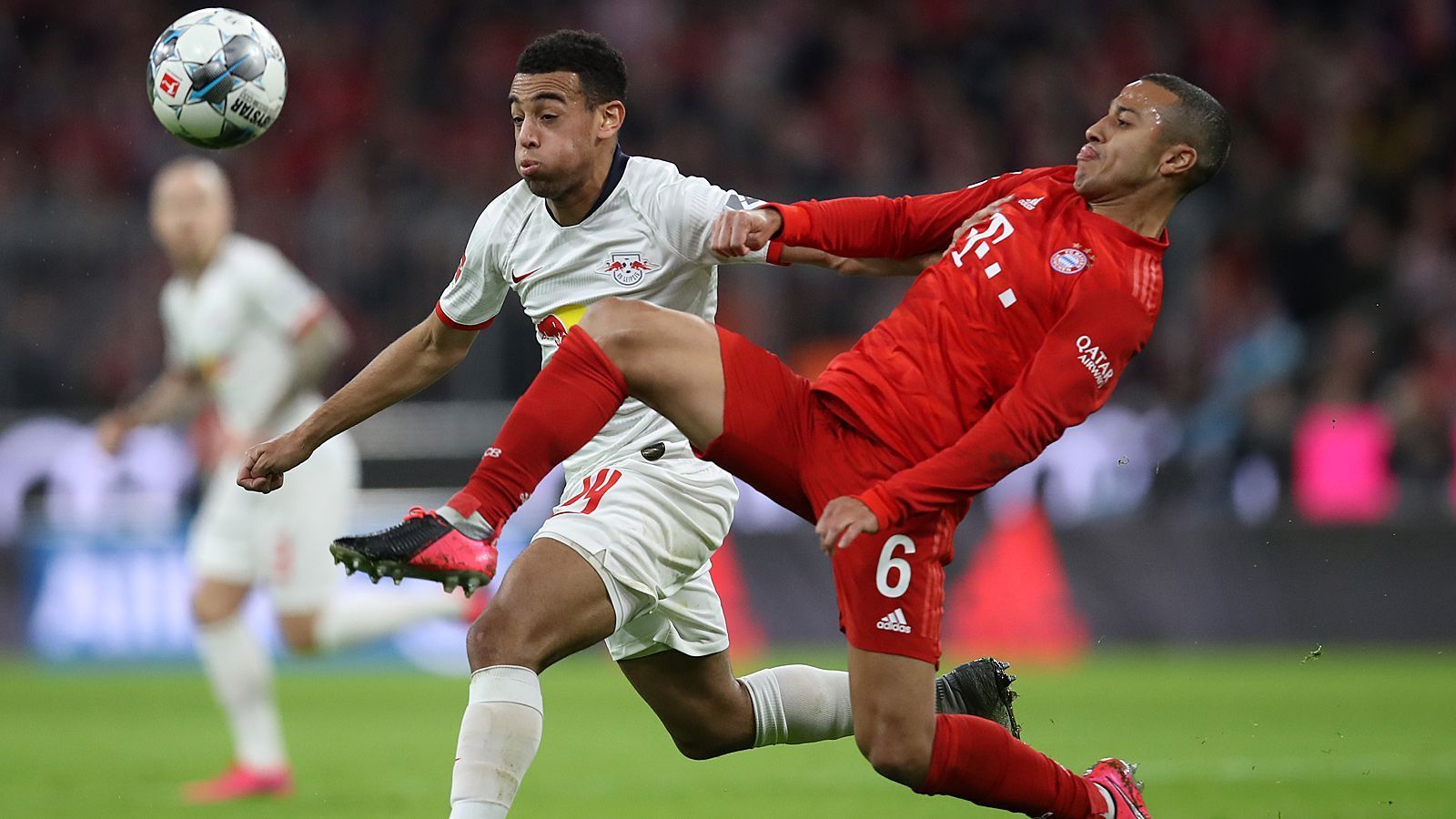 
                <strong>Thiago (Bayern München)</strong><br>
                Schießt immer wieder gefährlich aufs Tor. Traumhafter Doppelpass mit Gnabry im Leipziger Strafraum, der jedoch nicht belohnt wird. Fleißiger Bälleverteiler. In der zweiten Hälfte vermehrt mit Abwehrarbeit beschäftigt. ran-Note: 2
              