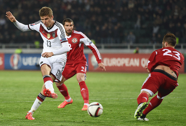 
                <strong>Thomas Müller</strong><br>
                Hat sichtlich Spaß am Zusamenspiel mit Marco Reus und Mario Götze. Müller rackert wie eh und je und belohnt sich mit seinem Treffer zum 2:0. Nach der Pause lässt er es gemütlicher angehen. ran-Note: 3
              